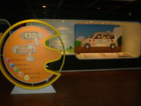 에너지전시관 2층에 전시되어 있는 전시물로 친환경 자동차를 소개하고 있습니다.