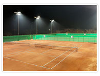 우측 가장자리에서 촬영한 야간 조명이 돋보이는 덕동시립테니스장 보조경기장의 코트 2면 모습입니다.