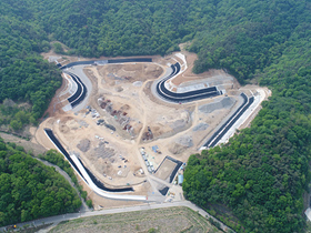 언덕에서 바라본 폐기물 매립작업 모습